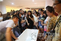 考察交流工業(yè)設計 師生赴浪鯨展廳進行互動